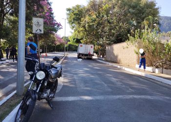Jovem morre após perder controle de moto e cair debaixo de caminhão