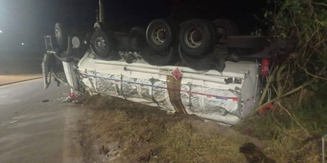 Caminhão de combustíveis bate em poste e tomba no anel viário de Guaxupé