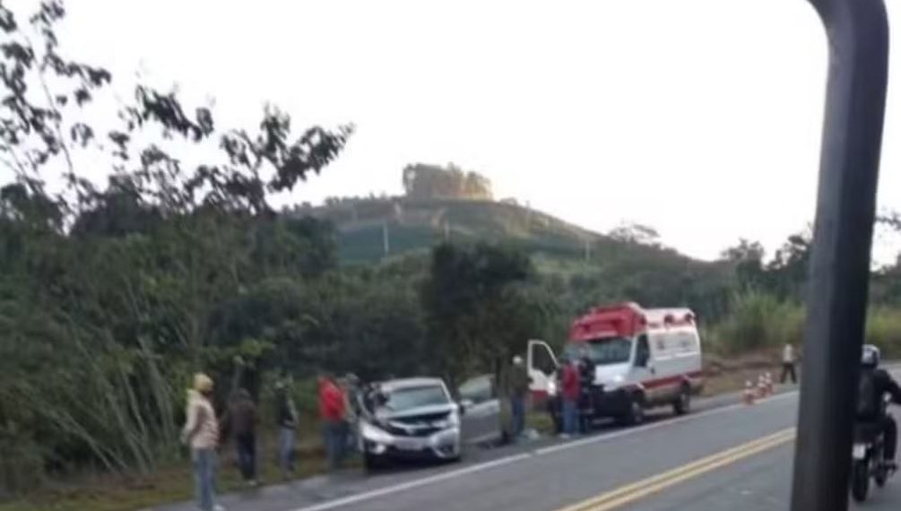 Duas pessoas morrem e três ficam feridas em acidente com três veículos