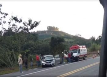Duas pessoas morrem e três ficam feridas em acidente com três veículos