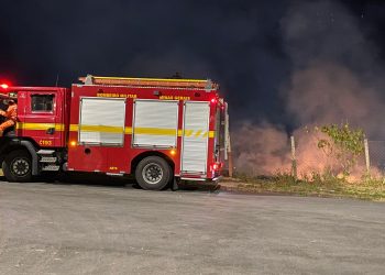 Bombeiros combatem incêndio próximo ao presídio de Poços de Caldas