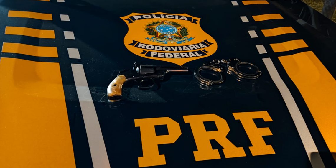 Trio é detido por porte ilegal de arma em Poços 