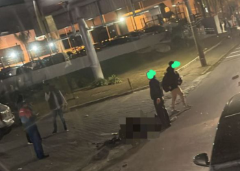 Jovem morre após colidir bicicleta em ônibus de transporte coletivo em Poços