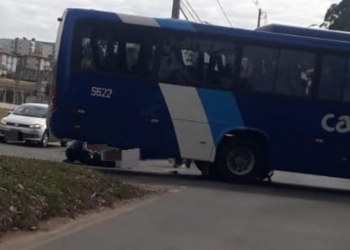 Motociclista fica ferido após colisão contra ônibus em Poços de Caldas