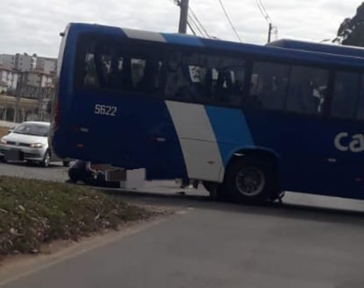 Motociclista fica ferido após colisão contra ônibus em Poços de Caldas