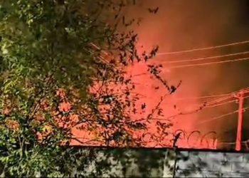 Bombeiros combatem incêndio em subestação de energia em Andradas