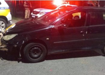 Idoso inabilitado bate carro em poste de iluminação em Poços de Caldas