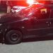 Idoso inabilitado bate carro em poste de iluminação em Poços de Caldas