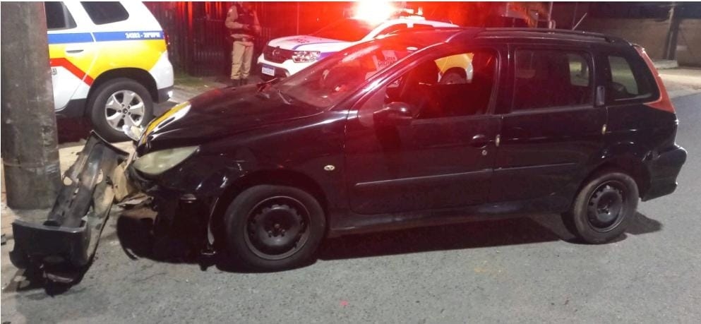 Idoso inabilitado bate carro em poste de iluminação em Poços de Caldas