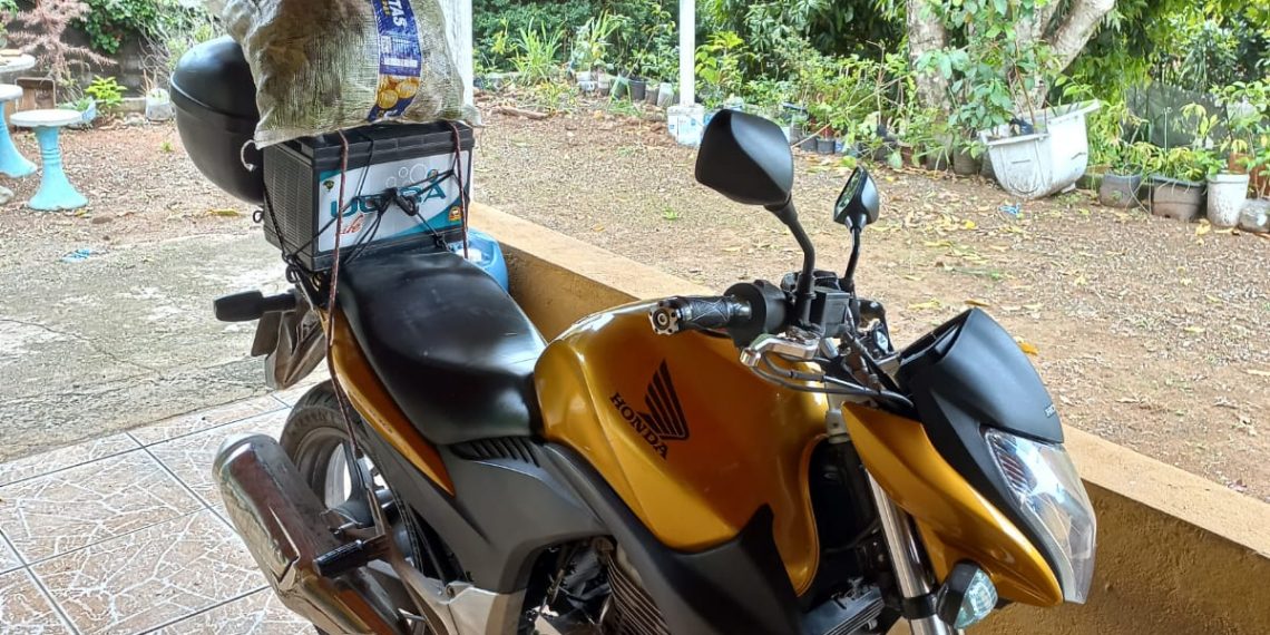 VÍDEO: Câmera de segurança mostra assaltantes armados roubando moto na zona leste de Poços