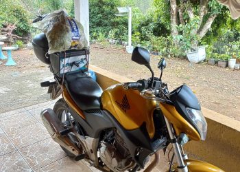 VÍDEO: Câmera de segurança mostra assaltantes armados roubando moto na zona leste de Poços