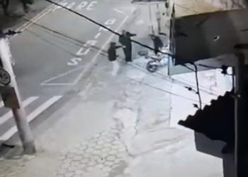 VÍDEO: Câmera de segurança mostra assaltantes armados roubando moto na zona leste de Poços