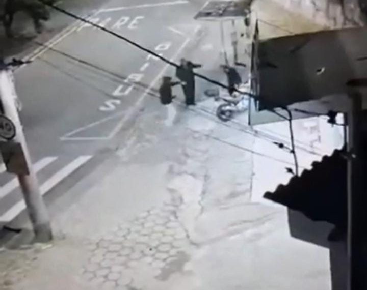 VÍDEO: Câmera de segurança mostra assaltantes armados roubando moto na zona leste de Poços