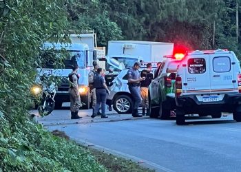 Criminosos sofrem acidente em carros roubados na Serra de Campestrinho