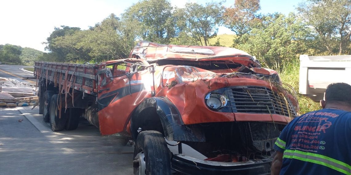 Caminhão tomba e espalha carga em rodovia do Sul de Minas
