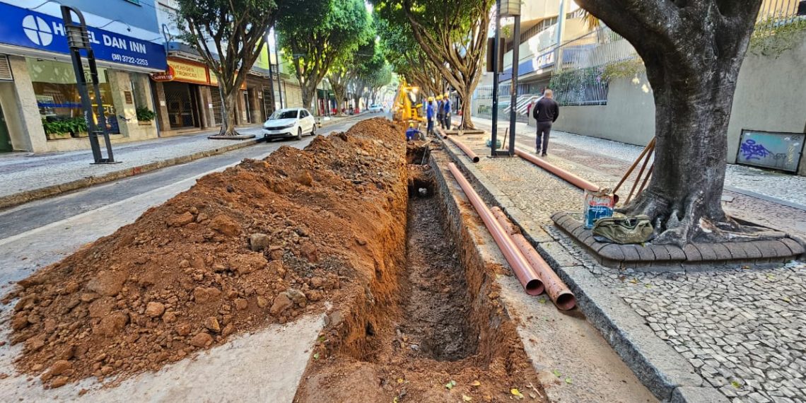DMAE continua substituição de redes de esgoto na rua São Paulo em Poços