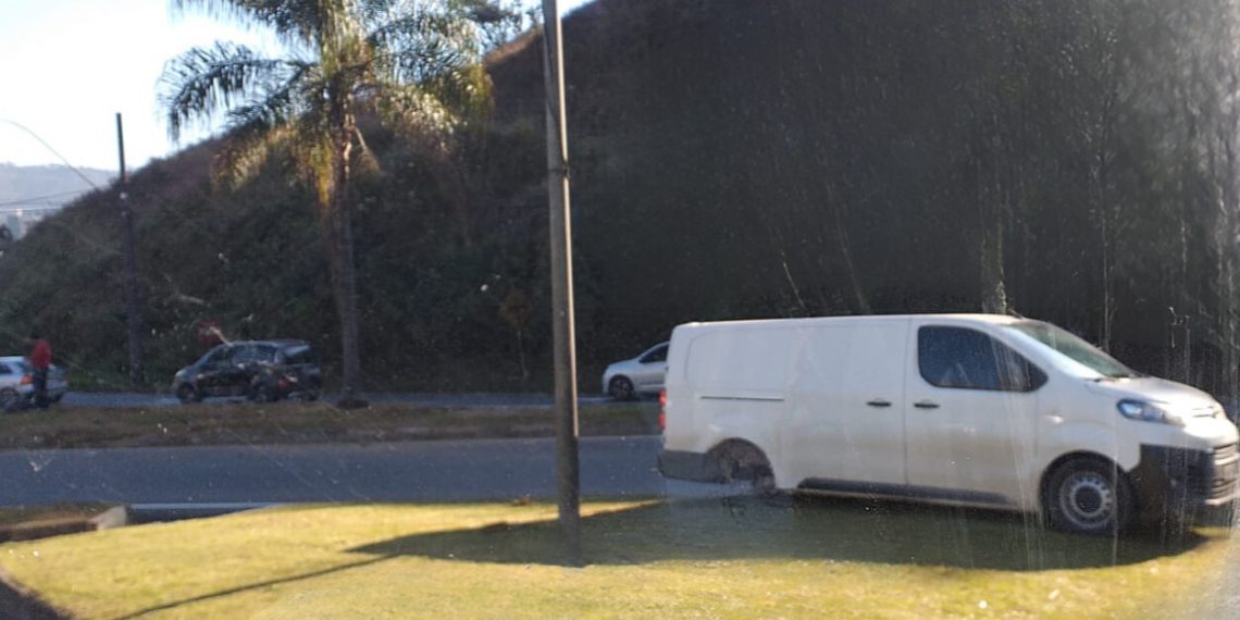 Acidente no trevo Bianucci em Poços faz van subir em canteiro