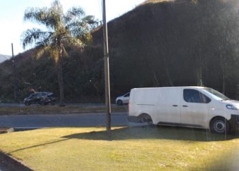 Acidente no trevo Bianucci em Poços faz van subir em canteiro