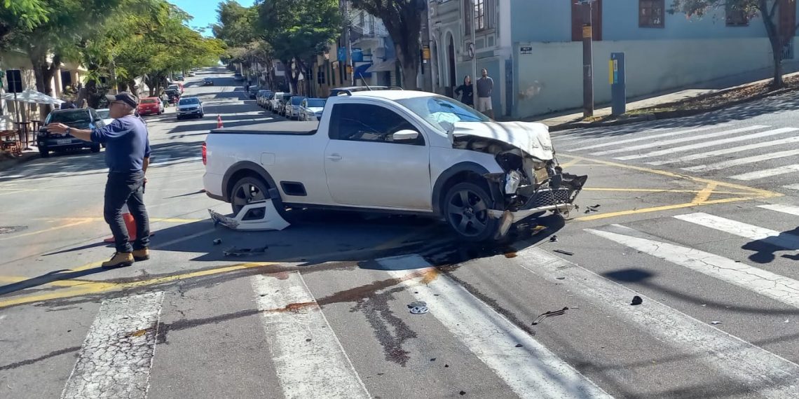 VÍDEO: Acidente com capotamento no centro de Poços envolve pelo menos 3 veículos