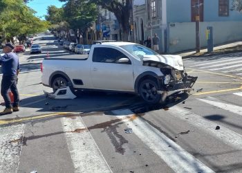 VÍDEO: Acidente com capotamento no centro de Poços envolve pelo menos 3 veículos