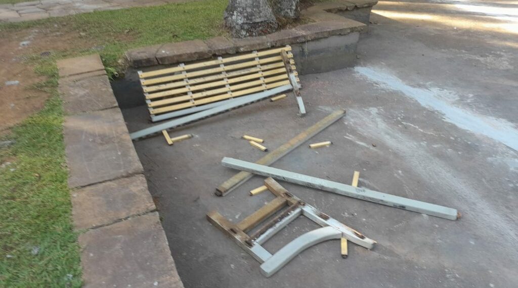 Bancos do Parque José Affonso Junqueira são alvo de vandalismo