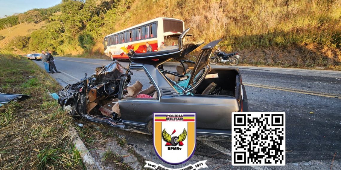 Homem fica ferido após acidente entre ônibus e carro em rodovia do Sul de Minas