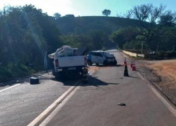 Carro invade a contramão e causa acidente com caminhonete em estrada do sul de Minas