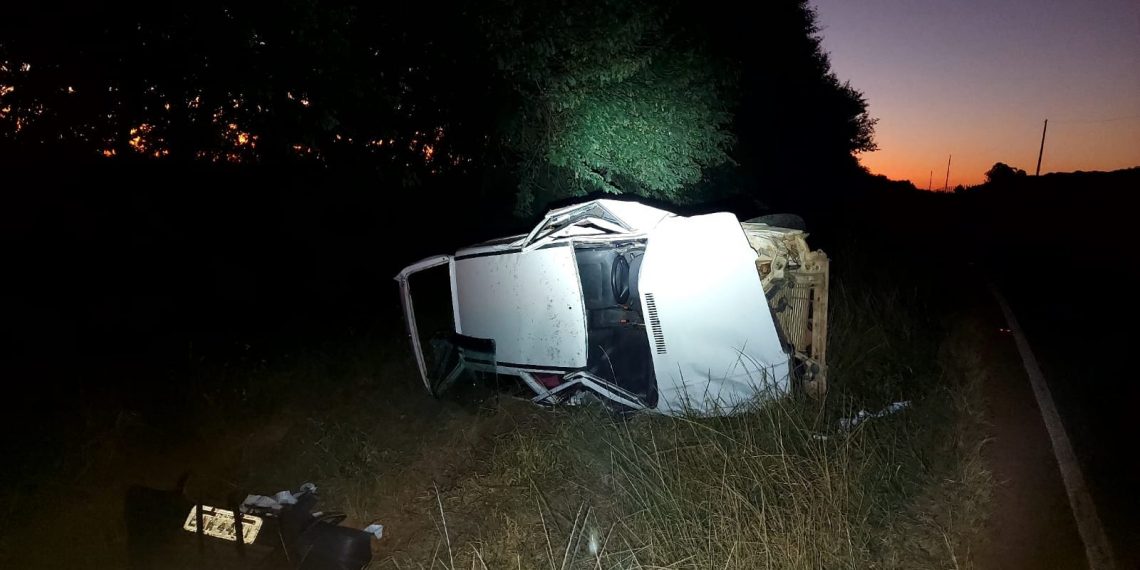 Uno perde a roda durante curva e capota na MG-167