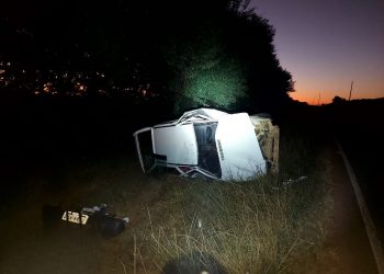 Uno perde a roda durante curva e capota na MG-167