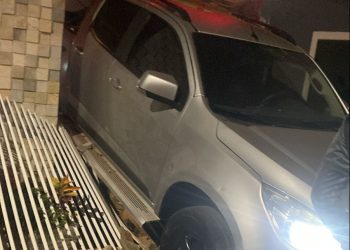 Caminhonete perde o freio, invade residência de ré e deixa moradora ferida