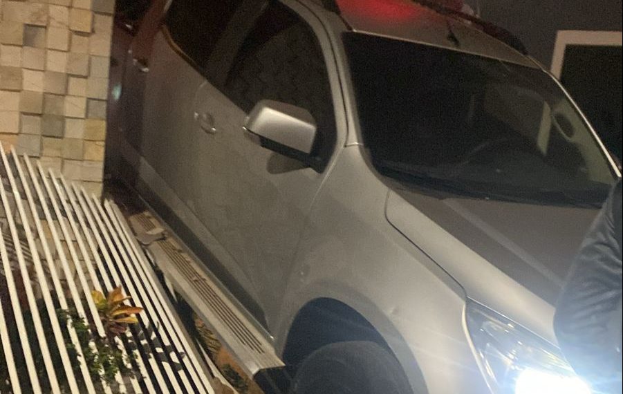 Caminhonete perde o freio, invade residência de ré e deixa moradora ferida