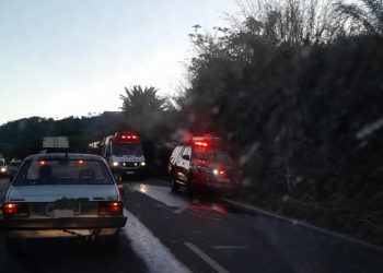URGENTE | Caminhão tomba na rodovia que liga Poços a Bandeira do Sul