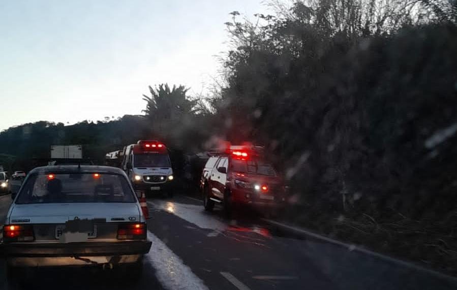 URGENTE | Caminhão tomba na rodovia que liga Poços a Bandeira do Sul