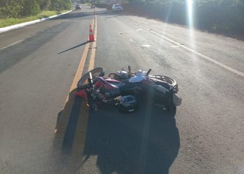 Acidente entre Fusca e moto em estrada no sul de Minas deixa adolescente em estado grave