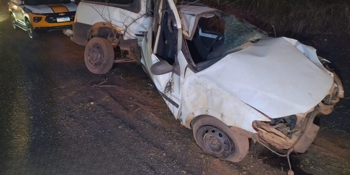 Caminhonete bate em árvore às margens da MG 265 e deixa motorista em estado grave