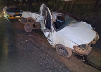 Caminhonete bate em árvore às margens da MG 265 e deixa motorista em estado grave