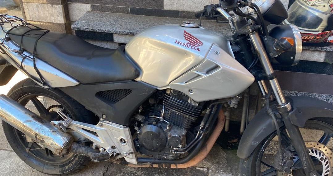 PM apreende motocicleta com placa falsa e apreende adolescentes em Poços