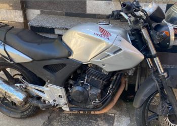 PM apreende motocicleta com placa falsa e apreende adolescentes em Poços