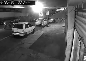 VÍDEO: motociclista foge após bater em carro parado no centro de Poços