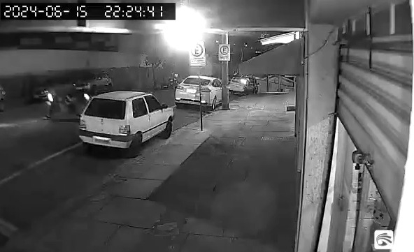 VÍDEO: motociclista foge após bater em carro parado no centro de Poços