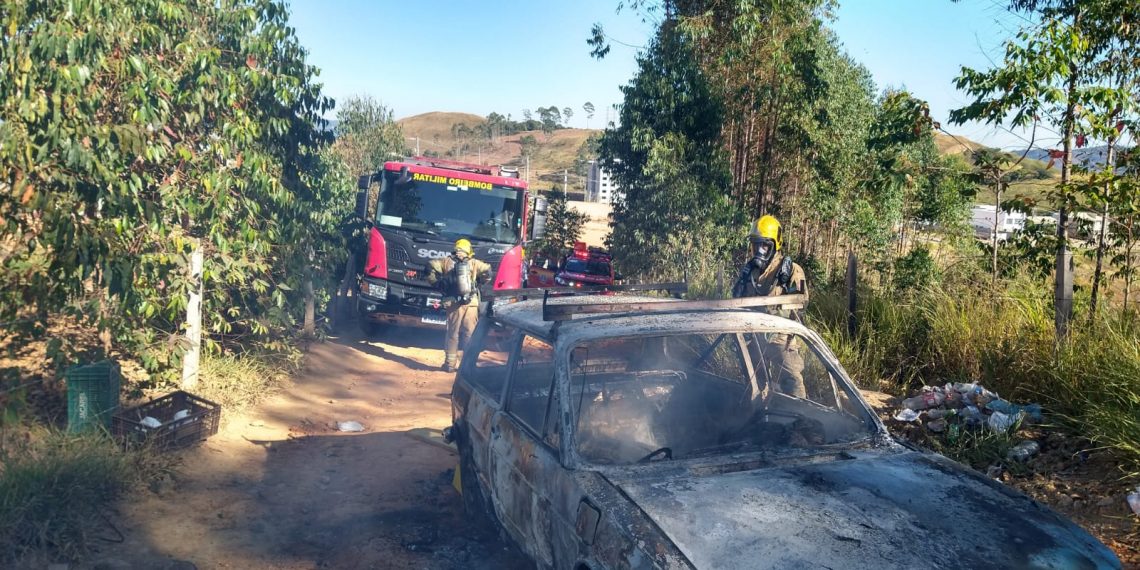 Carro pega fogo em estrada de terra de Poços de Caldas