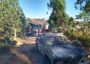 Carro pega fogo em estrada de terra de Poços de Caldas