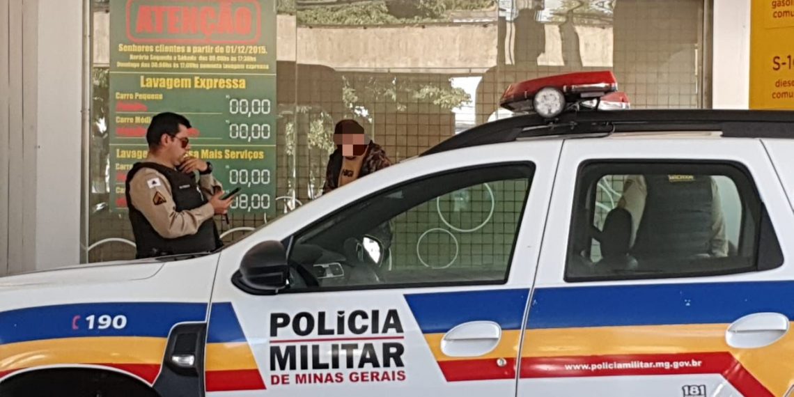 Motorista embriagado provoca acidente entre três veículos em Poços