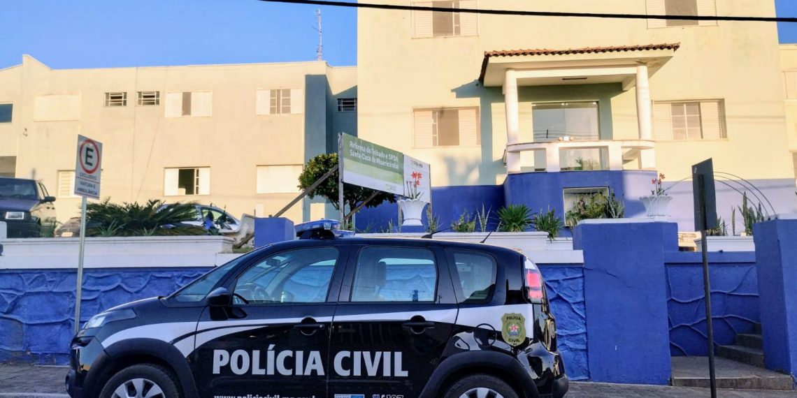 Suspeito é baleado após tentar agredir policiais civis