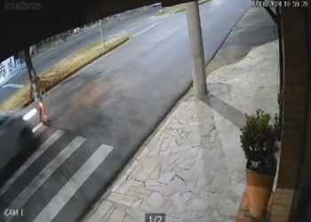 VÍDEO: Câmeras flagram jovem sendo arremessada em atropelamento enquanto atravessa faixa de pedestre