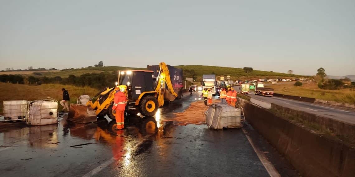 Acidente na Fernão Dias espalha óleo em pista do sul de Minas