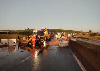 Acidente na Fernão Dias espalha óleo em pista do sul de Minas