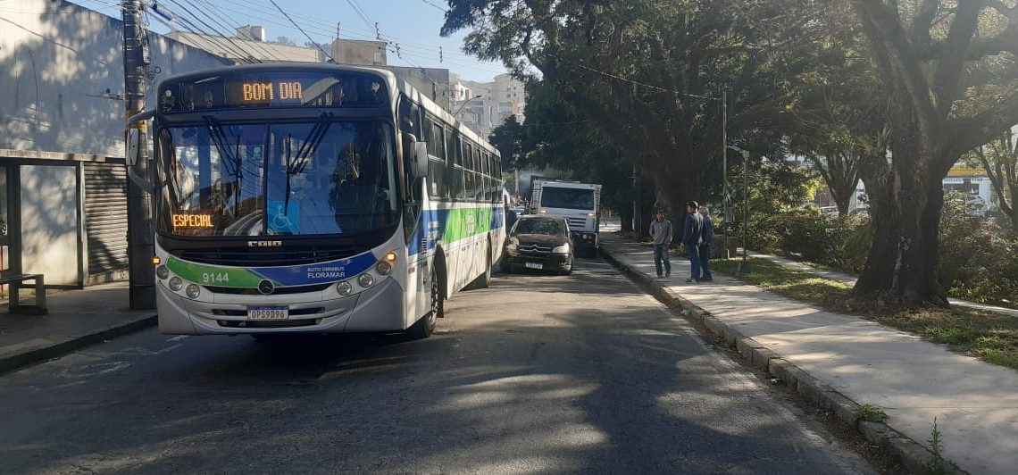 Acidente entre ônibus e carro é registrado em Poços de Caldas