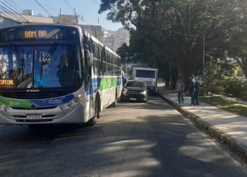 Acidente entre ônibus e carro é registrado em Poços de Caldas