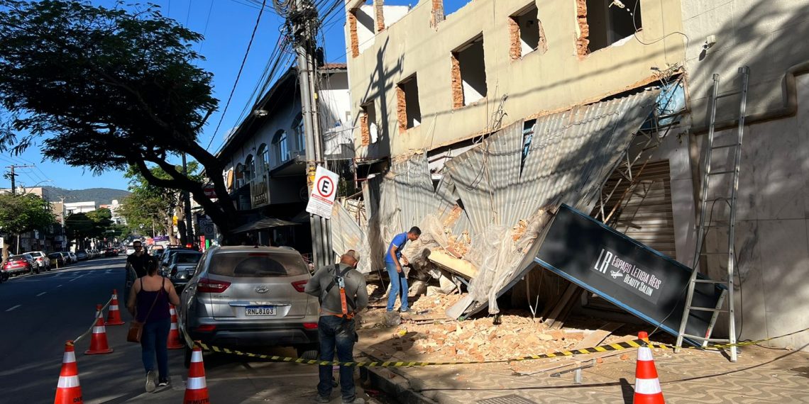 Parede de imóvel desaba durante demolição no centro de Poços